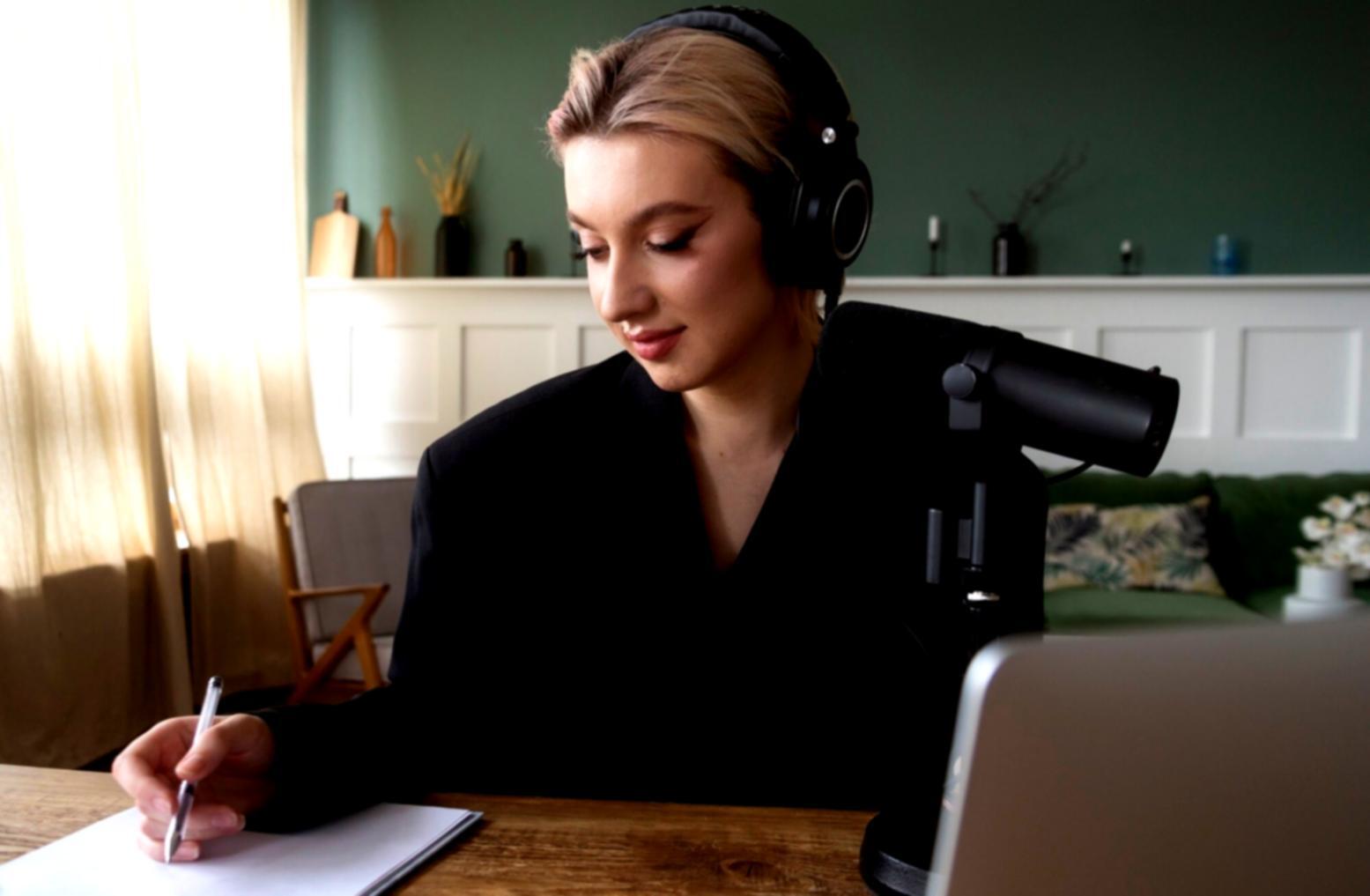 Étudiants travaillant ensemble sur leurs finances